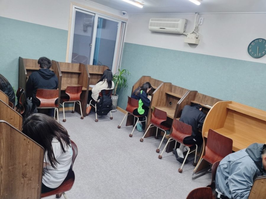 감계 이화학원에서 월말평가를 치르는 학생들